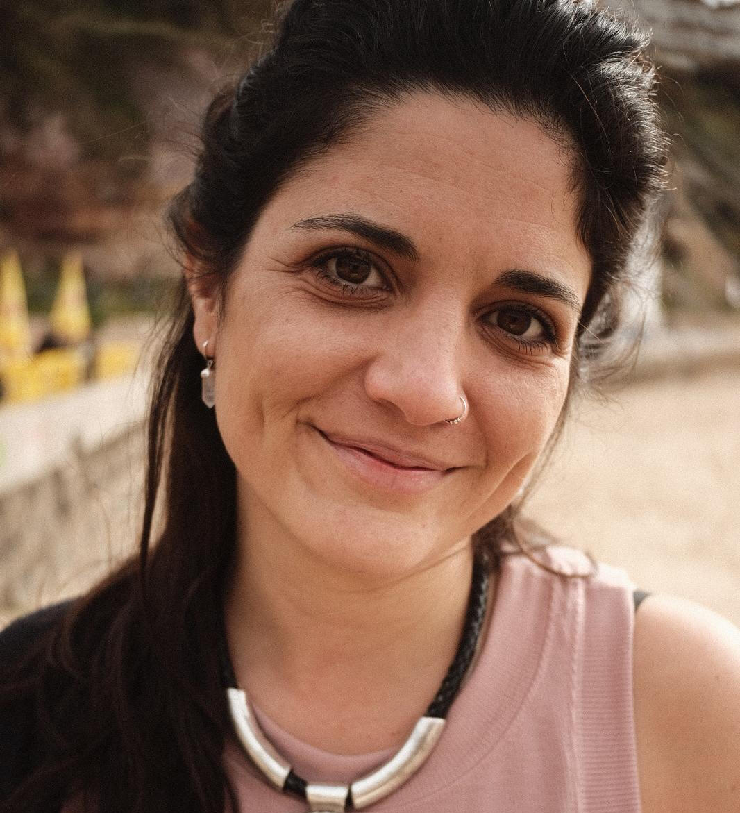 Flor – Espacio Medrar contacto Flor, fundadora de Espacio Medrar, retrato cálido y cercano junto a datos de contacto